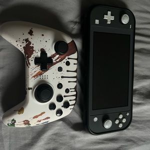 They both work the charger is not included I lost it but everything’s is 👍🏽